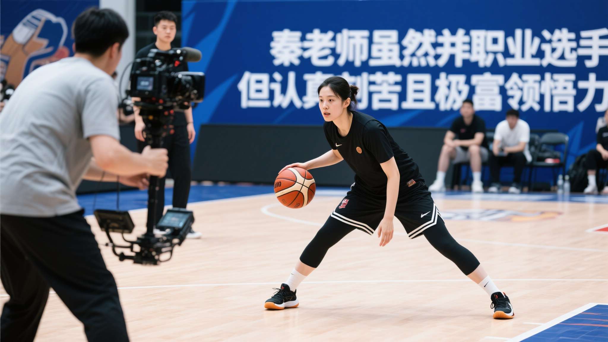 秦岚篮球场惊艳亮相，动作流畅自然